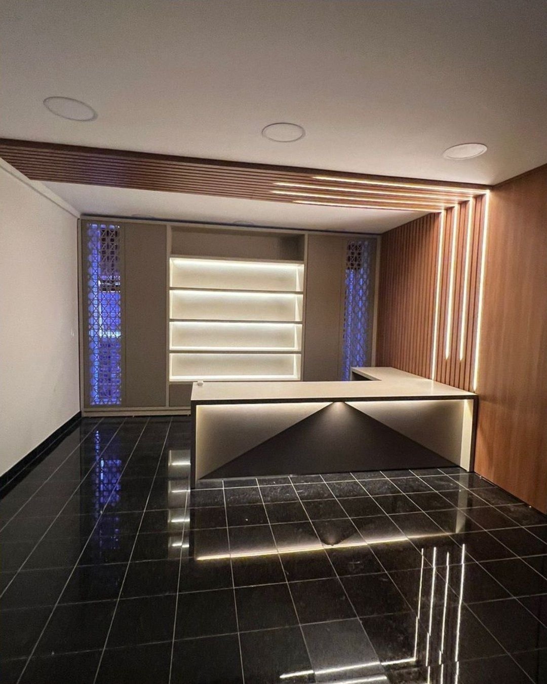 Sala executiva: Marcenaria com LED