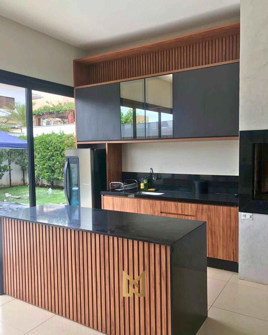 Cozinha: Ilha e painel ripado
