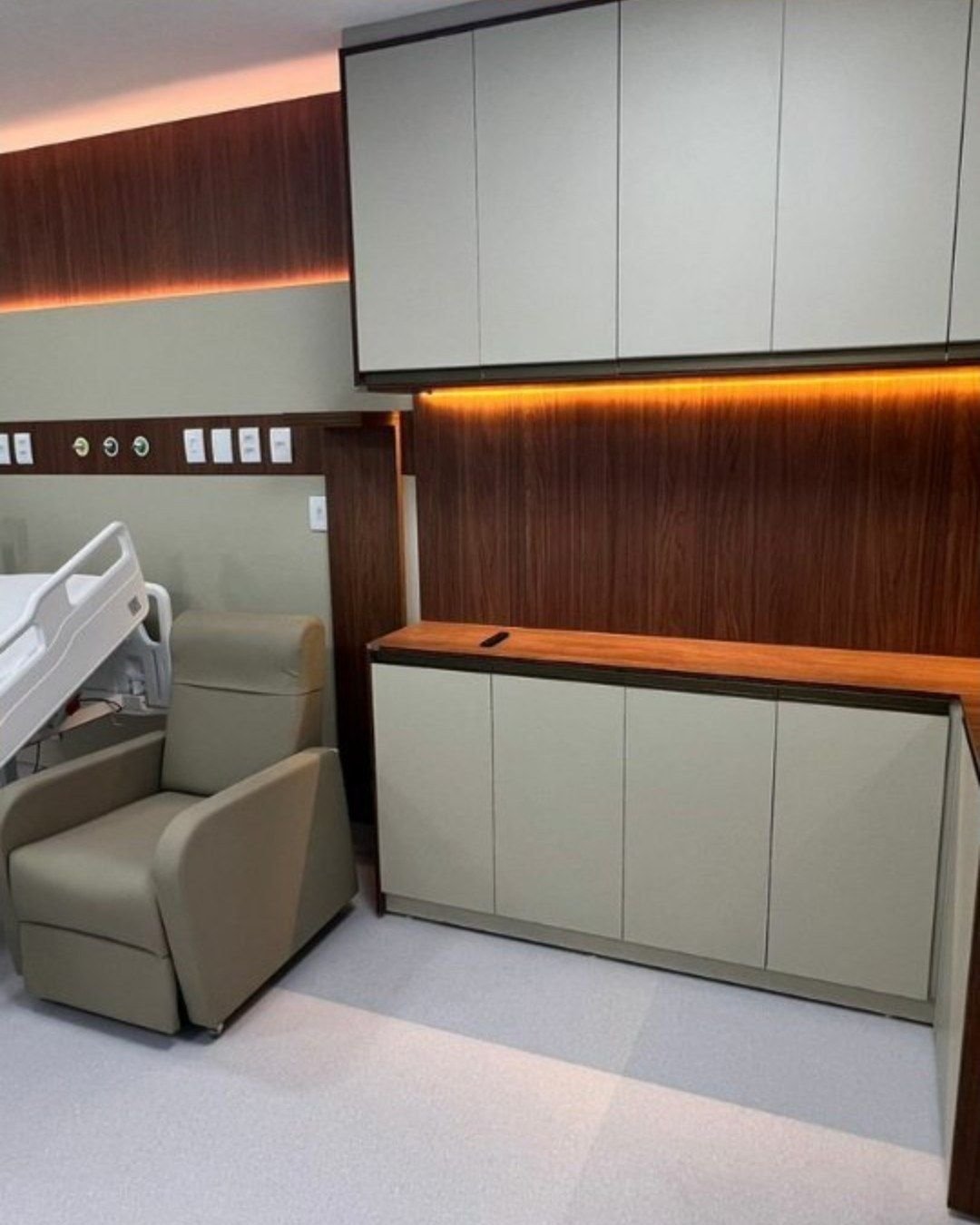 Quarto hospitalar: Armários e painel