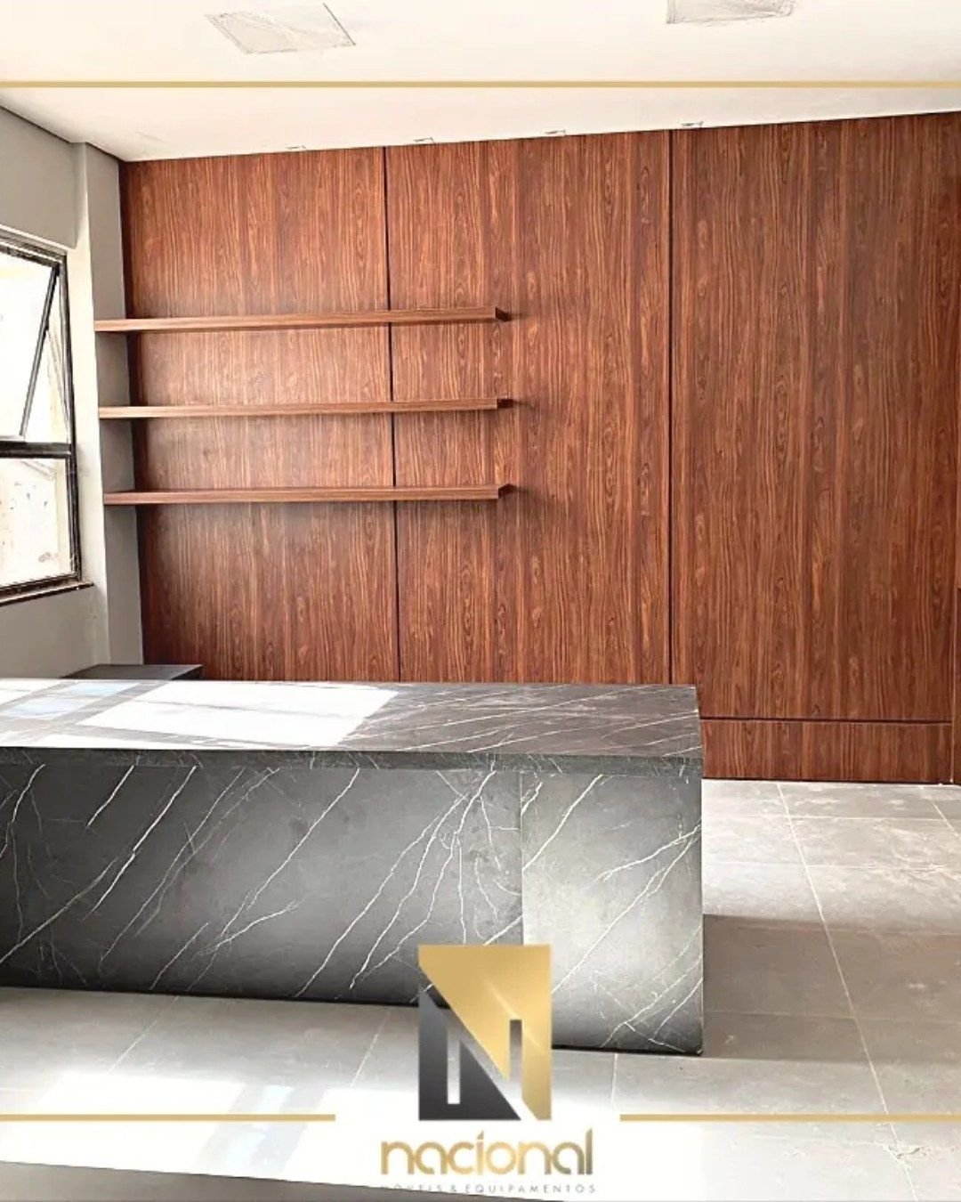 Recepção: Painel amadeirado e balcão