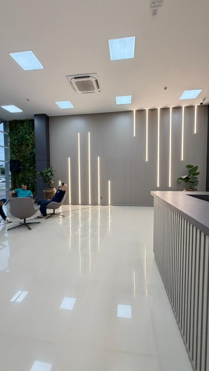 Recepção: Painel com iluminação linear