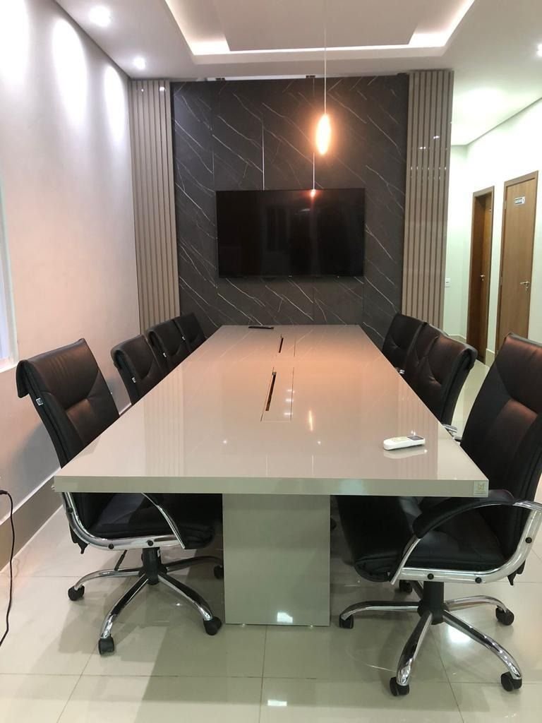 Sala de reunião: Mesa e painel planejados