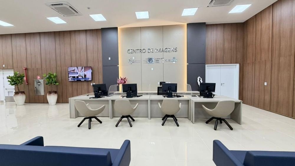 Centro de imagens: Recepção com balcões e painéis